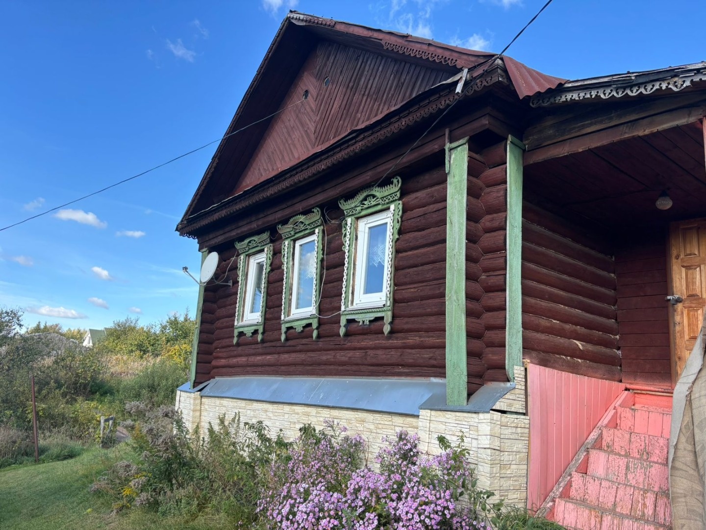  Одноэтажный дом в живописном месте

Предлагаем вашему вниманию одноэтажный дом площадью 39,6 м², расположенный на обширном земельном участке площадью 15 соток. Эта недвижимость станет отличным выбором для отдыха на природе.

Дом отапливается с помощью печного отопления и полностью обеспечен электри