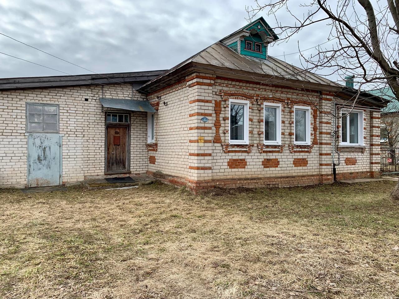 Представляем вашему вниманию дом 79,1m2 на участке земли 38сот. в с. Просек Лысковский р-н. ул. Школьная, 32

▫️Дом имеет две изолированные и одну проходную комнаты. 
• окна - двойные стеклопакеты 
• отопление - АГВ
• вода - центральная 
• выгребная яма 

▫️ К дому пристроены:
• большой крытый двор
