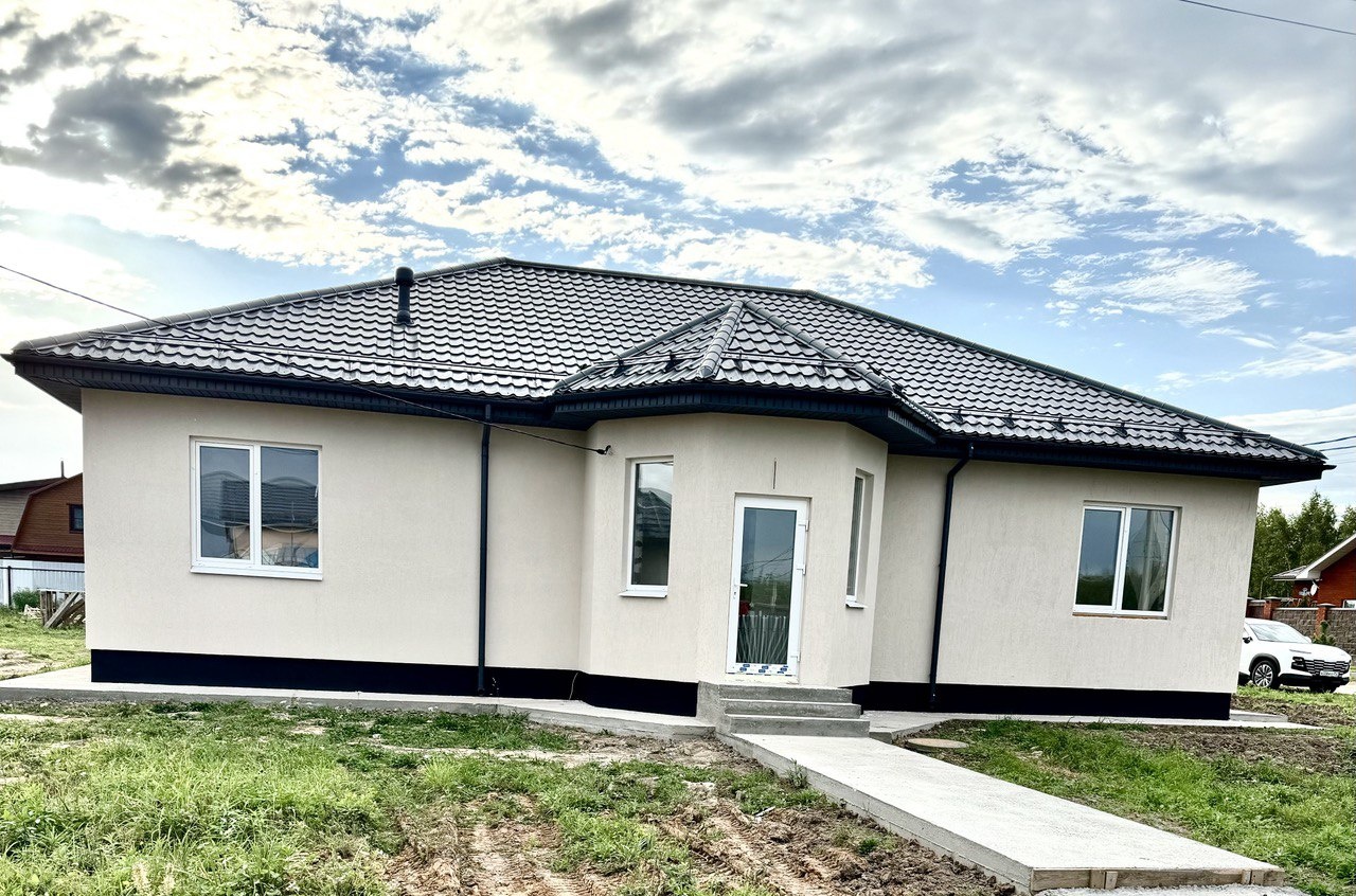 Предлагаем на продажу шикарный дом площадью 172 м², построенный в 2024 году. Это идеальное решение для тех, кто ценит простор и комфорт. Дом располагается на участке 11 соток и выполнен из качественных материалов.Стены из газосиликатного блока обеспечивают отличную теплоизоляцию, а крыша из качестве