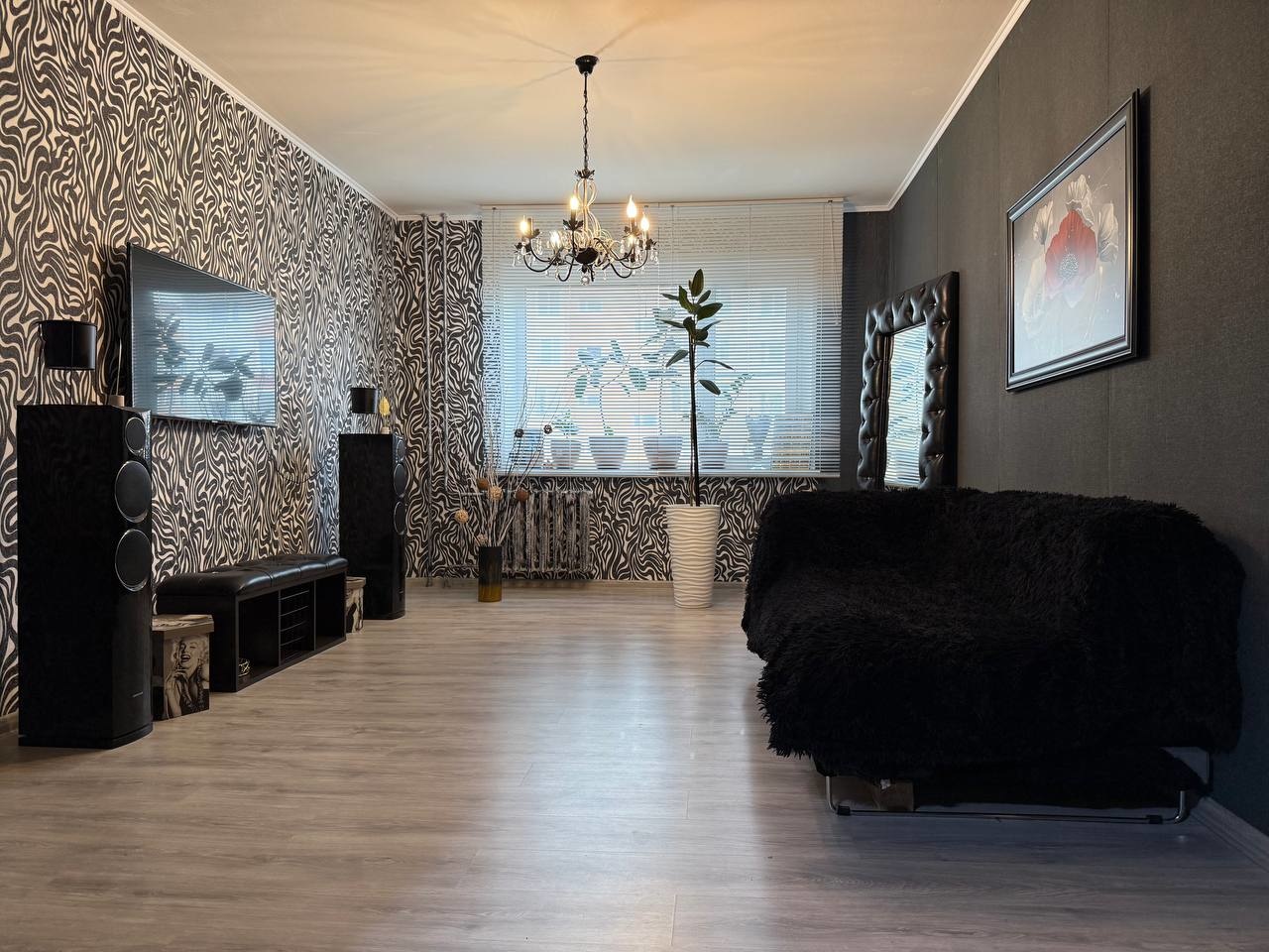 Выставляется на продажу 3-к квартира 89,9m2  7/10эт в г.Кстово ул.Первостроителей,4

▫️Квартира с качественным ремонтом с удобной планировкой:
• кухня 16m2
• просторный хол
• комнаты раздельные на разные стороны дома 
• две лоджии, также на разные стороны дома

▫️В квартире остается практически вся 