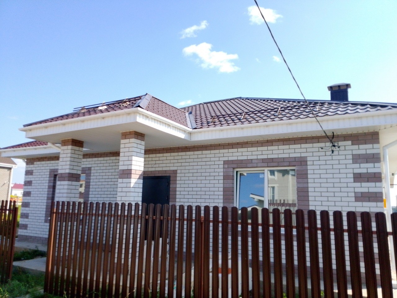 Продается коттедж на берегу Волги

- Площадь дома – 97,6
- Участок – 15 соток, категория ИЖС (индивидуальное жилищное строительство)  
- Коммуникации – все подключены и заведены в дом (вода, электричество, канализация и отопление)  
- Расположение – берег Волги, что обеспечивает живописные виды и уд