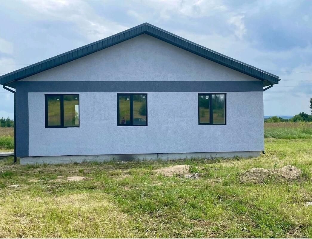   
Продается уютный коттедж в 7 км от Кстово. Площадь дома 75,6 м².  Планировка: 3 комнаты (9 м², 9 м², 12 м²) и большая кухня-гостиная 32 м². Дом подходит для комфортного проживания небольшой семьи. Просторная кухня-гостиная идеально подойдет для отдыха и приема гостей. Удобный подъезд по асфальтир