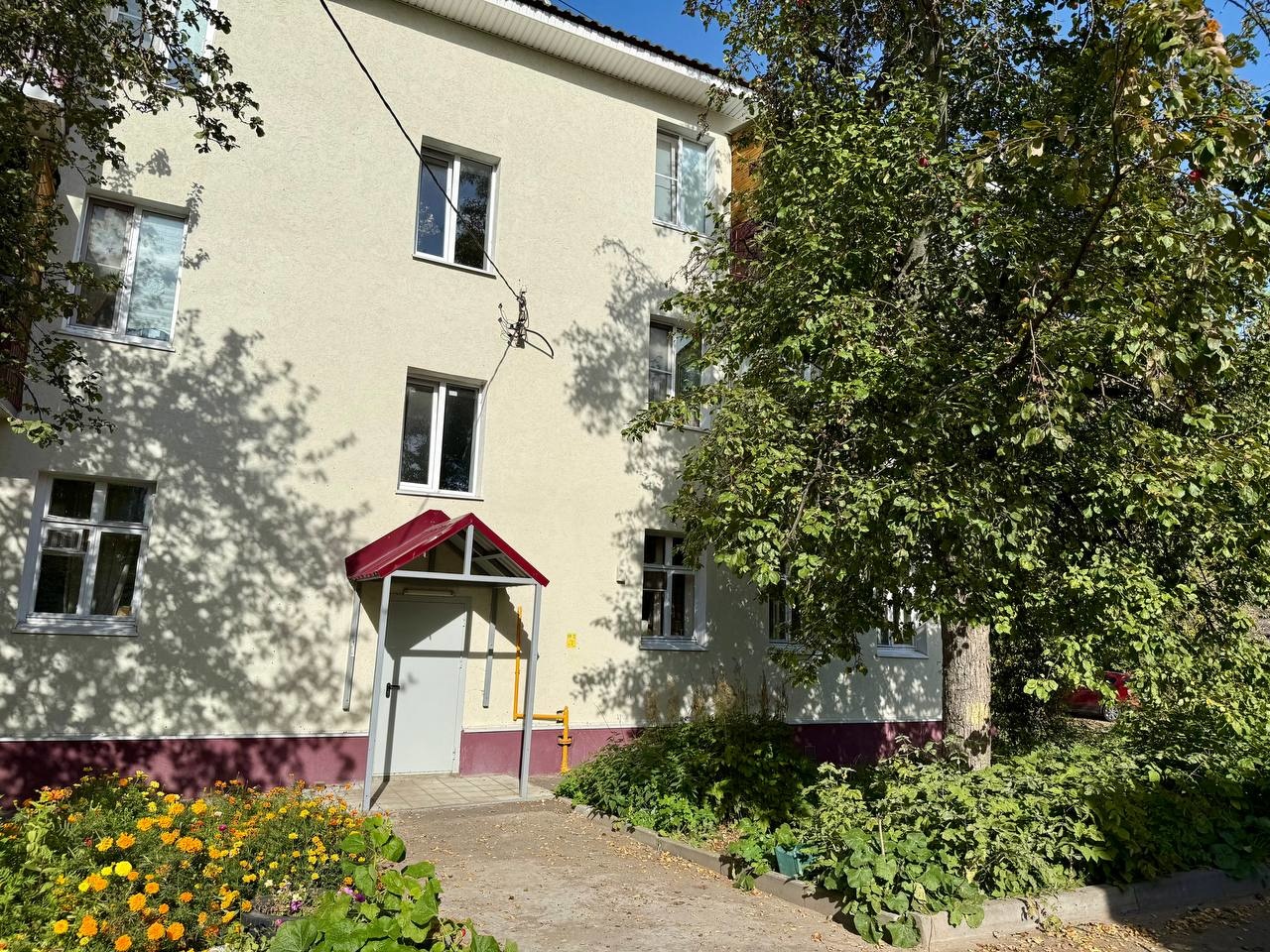 Выставляется на продажу 2-к квартира 
S=41.3m2 2/3эт. в Кстово г.о. Нижний Новгород ул. Театральная,16

▫️Квартира под ремонт, расположена в кирпичном одноподьездном 12-ти квартирном доме:
• полностью заменена система отопления – радиаторы, трубы 
• высота потолков – 2,75м

▫️Дом имеет свою ухоженну