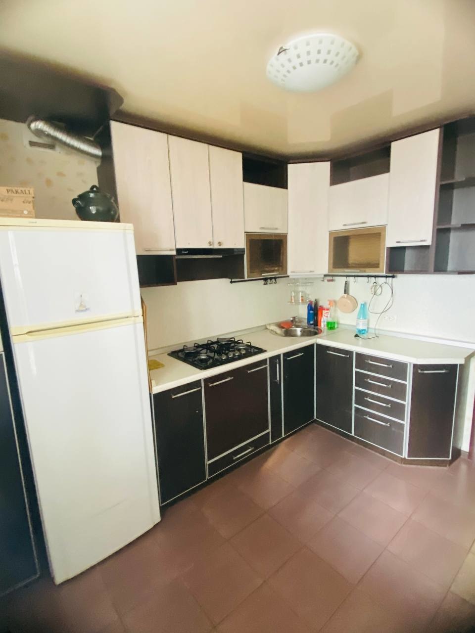 Продаётся шикарная 2-комнатная квартира 46,5 м² на ул. Зелёная, д. 22

Основные характеристики:

- 9 этаж из 9 (сверху техэтаж)
- Не угловая, очень тёплая квартира 
- Качественный ремонт: плитка на кухне, в прихожей, санузле и ванной 
- Изолированные комнаты и раздельный санузел 
- Большая тёплая ло
