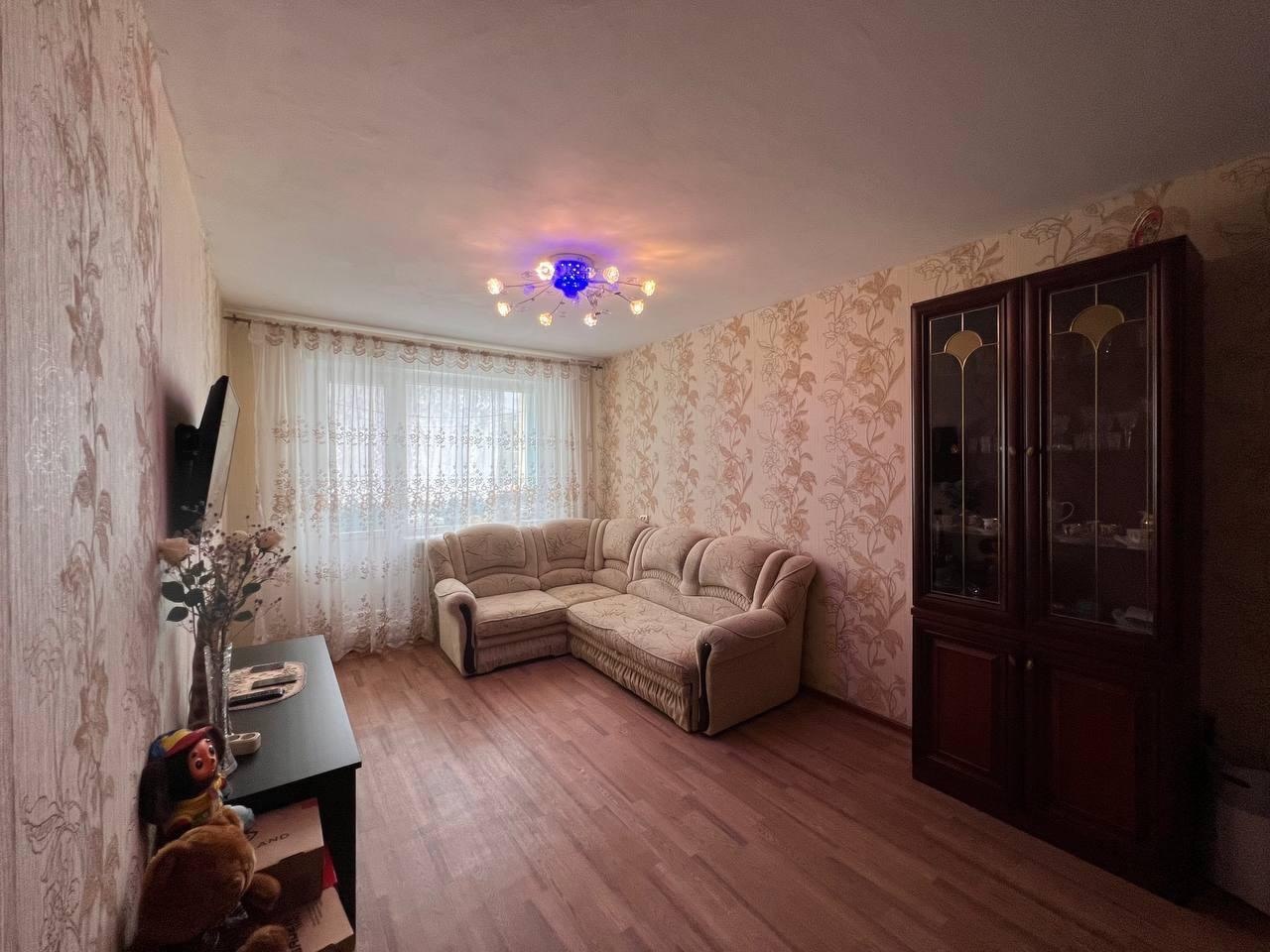 Продается 2-комнатная квартира на Нижегородской, 1

- Общая площадь – 50,4 м²
- Жилая площадь – 30 м²
- Кухня – 7,1 м²
- Этаж – 2 из 9 (панельный дом)

Преимущества

- Отличное расположение – все в шаговой доступности: ТЦ Пирамида, Атолл
- Во дворе удобная парковка и новая большая детская площадка
-