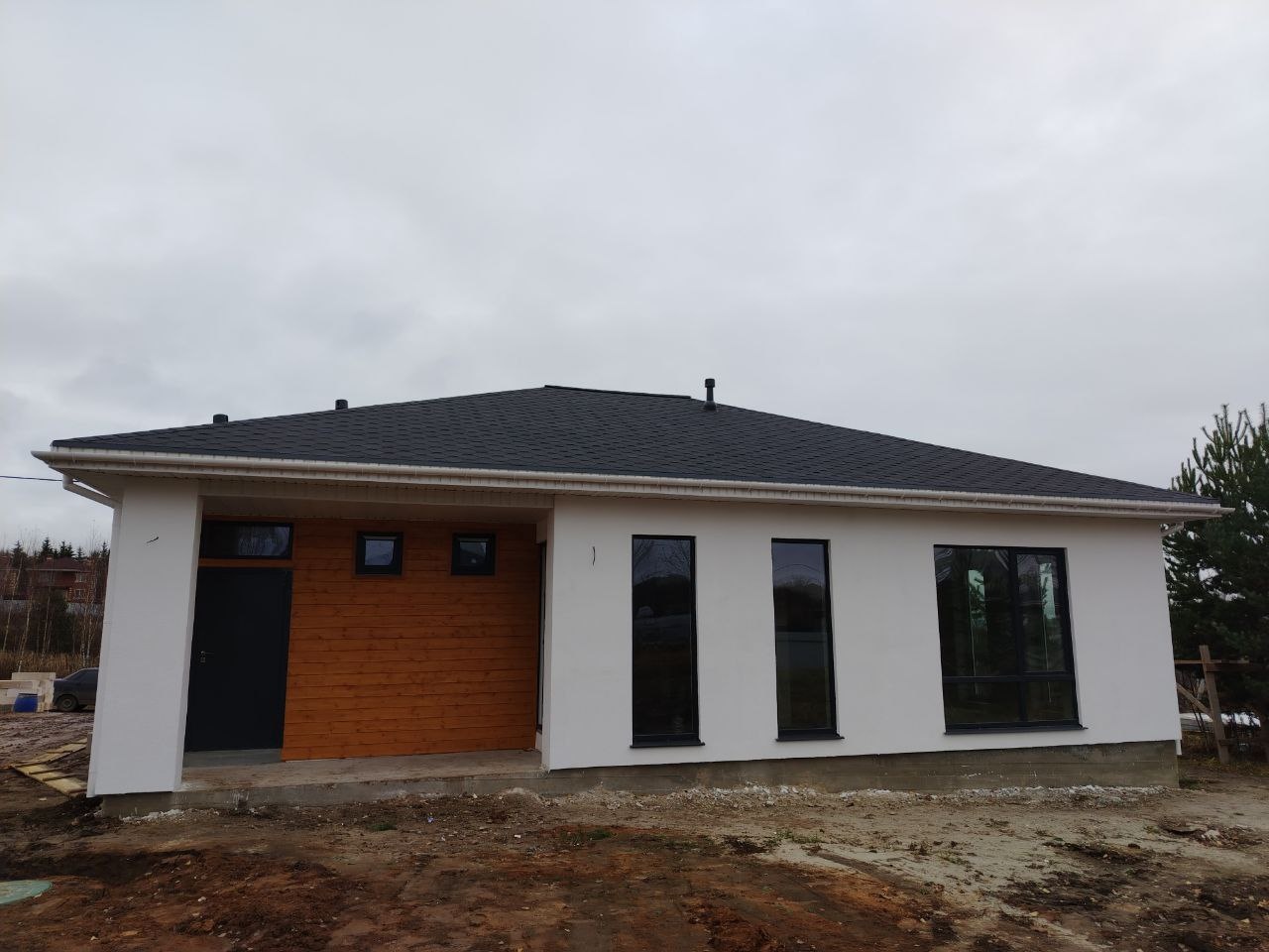 Продаю дом  в д. Майдан, Кстовский район. 

- Площадь дома: 130 м²
- Участок: 10 соток
- Год постройки: 2025

Конструкция и материалы

- Стены из газосиликатного блока толщиной 300 мм + утеплитель 50 мм
- Фасад — декоративная штукатурка и евро вагонка
- Фундамент свайно-ростверковый с монолитной пли