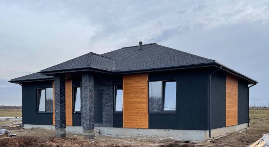  Продаётся одноэтажный дом в Каскад Парк, Караулово, Кстовский район площадью 140 м² на участке 10 соток. Год постройки 2025.

Дом построен из газосиликатного блока толщиной 300 мм с дополнительным утеплителем 50 мм.
Внешняя отделка фасада выполнена декоративной штукатуркой, натуральным камнем и дос