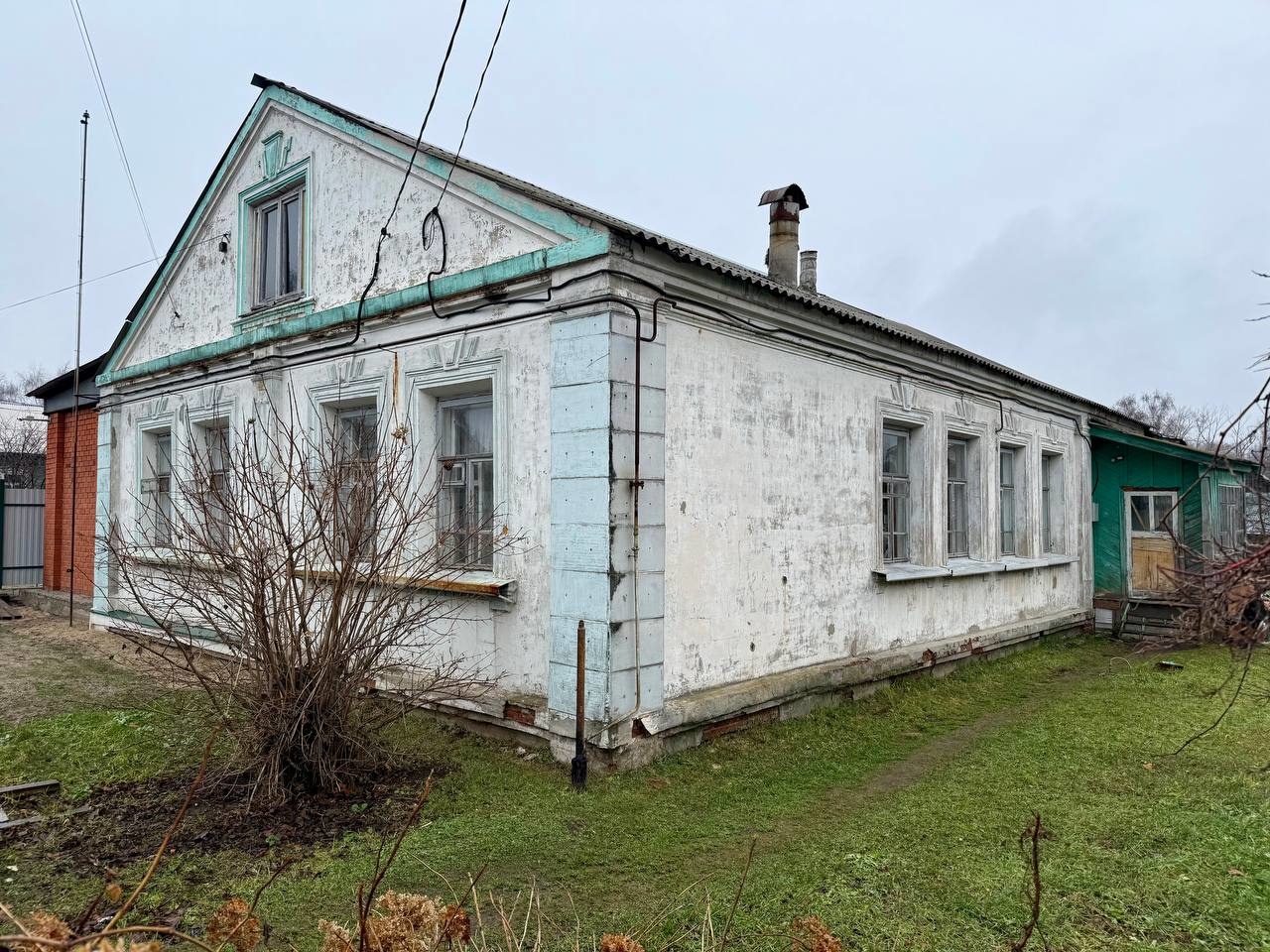 В продаже дом (дуплекс) S=82m2 Sземли=5сот Кстово г.о.Нижний Новгород ул.Куйбышева,35

▫️Дом шлакоблочный, по документам, это отдельный жилой дом со своим участком земли и имеет:
• три комнаты - 25/12/12m2
• кухня - 9m2
• кладовая - 6m2
• крытый двор 
Требуется косметический ремонт. 

▫️Коммуникации