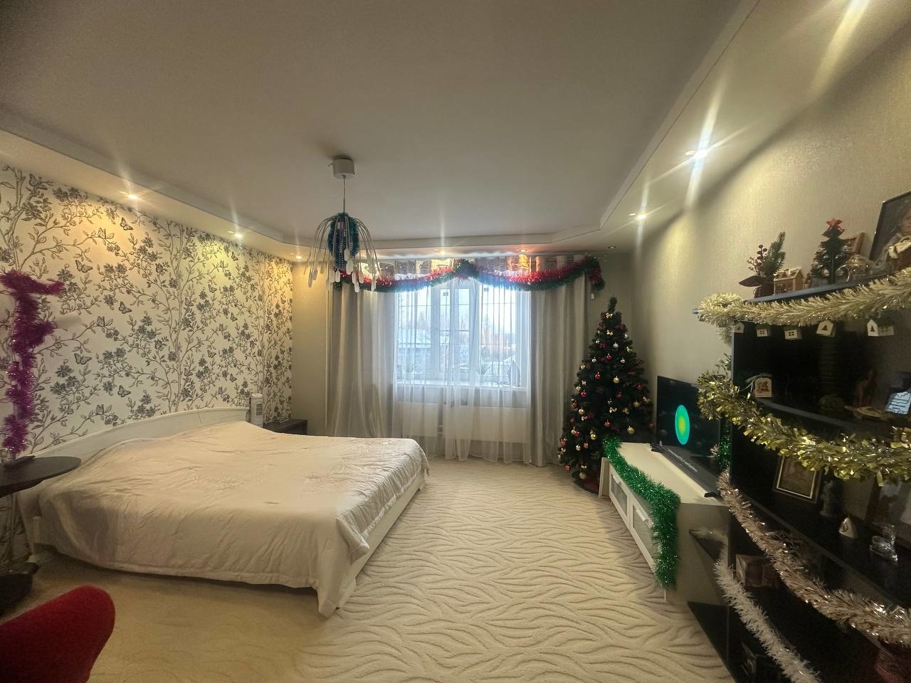 
Продаётся просторная 3-комнатная квартира в Кстовском районе!

 Дом кирпичный, 10 этажей, квартира на 2 этаже

Собственная котельная обеспечивает тепло и комфорт

 Общая площадь: 92 м²

- Жилая площадь: 47,8 м² (комнаты: 18,4 / 15,7 / 12,7 м²)

- Кухня: 18,1 м²

- Лоджия: 5,5 м²

- Прихожая: 3,4 + 