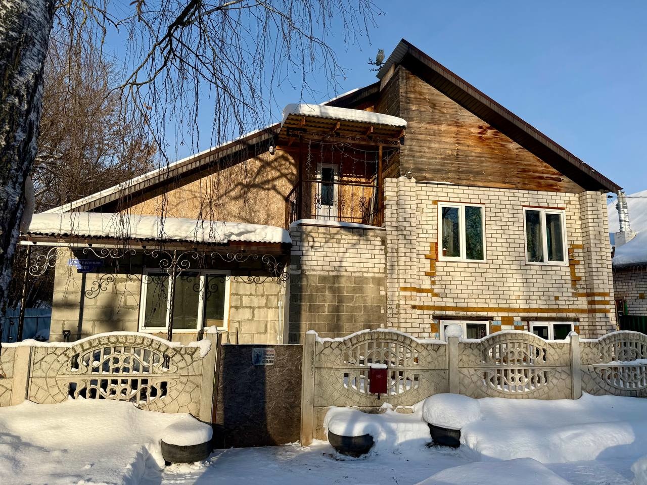 Представляем вашему вниманию дом S=76m2 + пристрой S=80m2, Sземли=6,5сот. (ИЖС) г.Лысково Нижегородская обл. ул.Трудовая,101

▫️Дом из бревна обложенного кирпичом. К дому, также сделал большой пристрой.  

Первый этаж:
• прихожая 
• комната 
• ванна, туалет 

Второй этаж:
• кухня гостиная 

Коммуник