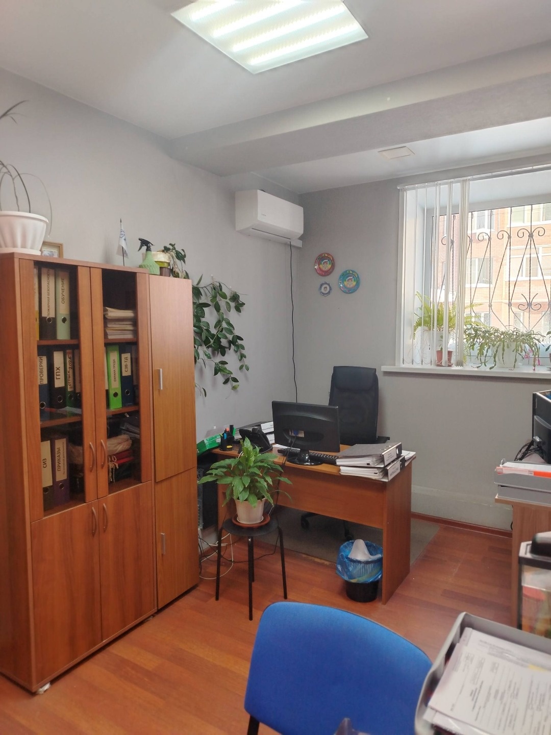 ✨ Сдаётся в аренду офис 70 м²


Локация и окружение
Помещение находится на закрытой, охраняемой территории с удобным подъездом и двумя закреплёнными парковочными местами. Рядом — лесная зона, тихое и приятное окружение, комфортная атмосфера для сотрудников и клиентов.


Планировка и ремонт
Общая пло