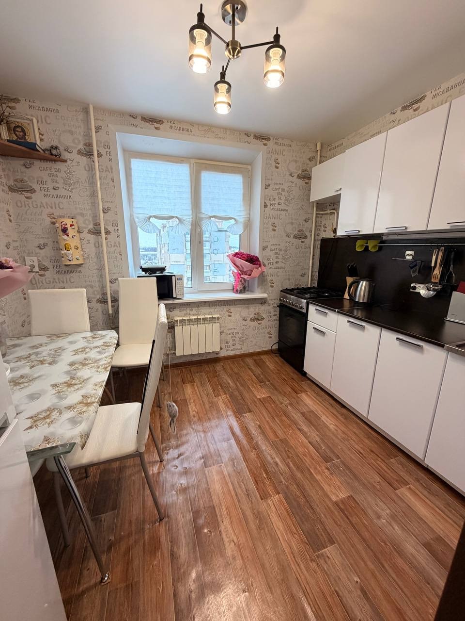 Продам однокомнатную квартиру улучшенной планировки в Кстово
расположенная на 8м этаже 9 этажного панельного дома 

- Площадь: 33,4 м²

- Состояние: хорошее, полностью готова к проживанию

- Ремонт и коммуникации:

- Новые электрика, трубы, радиаторы
- Натяжные потолки по всей квартире
- Пластиковые