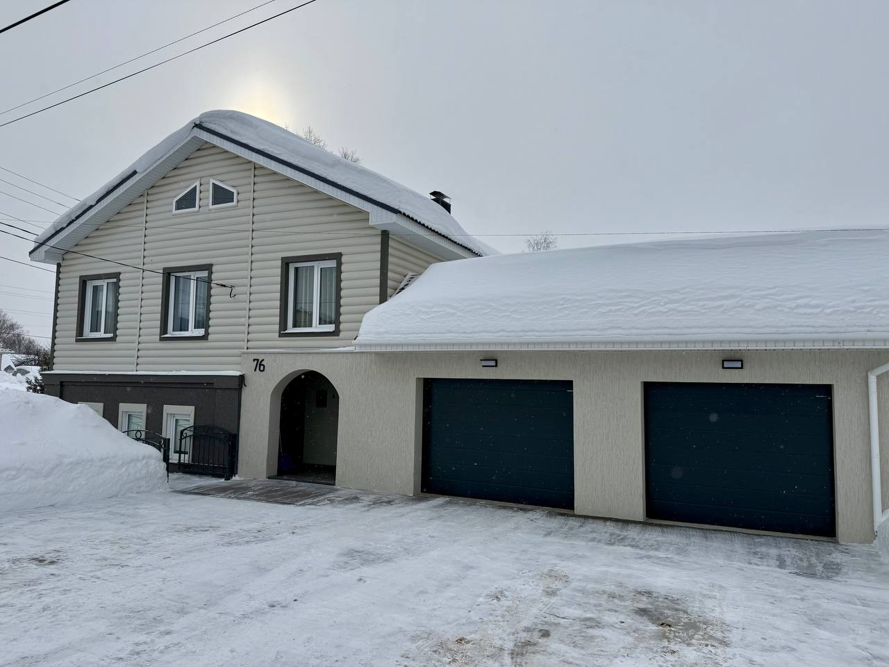 Эксклюзивное предложение. 
Представляем вашему вниманию дом S=150m2 Sземли =12сот в г.Лысково Нижегородская обл. ул.Урицкого,76

Дом двухэтажный, первый этаж кирпичный с толщиной стен 80см. В 2013 году сделали гидроизоляцию фундамента, который углубили по периметру и залили бетоном. Также в этом же 