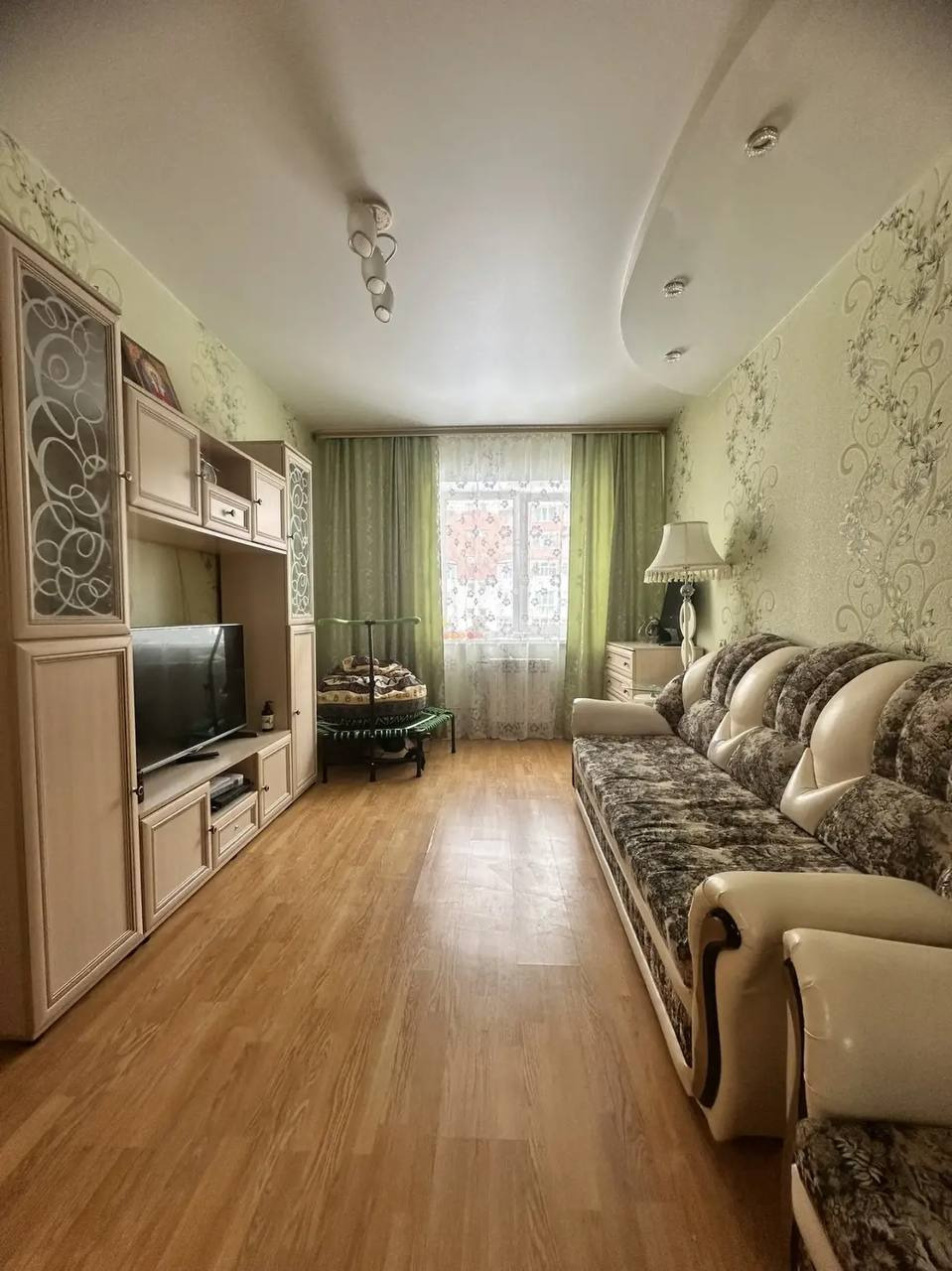 Продаётся квартира в г. Кстово, Нижегородская область

? Ул. Парковая, д. 10, 4 этаж из 5, кирпичный дом

? Общая площадь – 43 м²

- Кухня – 9,6 м²
- Комната – 14 м²
- Санузел – 3,7 м²
- Лоджия – 3 м²
- Прихожая – 4,1 м²
- Встроенный шкаф в прихожей – 1,5 м²

? Большой общий тамбур на две семьи — до