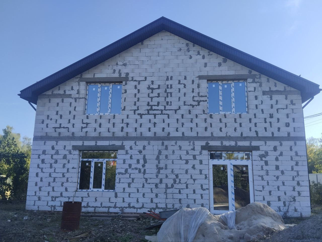 Продаётся современный дом 324 м² + участок 6 соток, г. Кстово, ТСН «Дружба»

- Год постройки – 2024
- Этажность – 2 этажа
- Коммуникации – вода, канализация, свет подключены, возможное подключение газа в ближайшем будущем
- Первый этаж: большая гостиная, столовая, 2 комнаты и ванная с туалетом (кажд