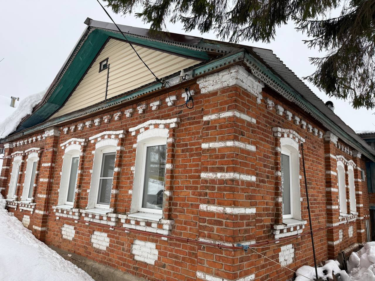 В продаже дом S=60m2 Sземли=15сот
д.Ветчак Кстовский  р-н г.о.Нижний Новгород ул.Нагорная,32

▫️Дом кирпичный ухоженный:
• кухня -19m2
• зал - 25m2
• комната - 9m2

▫️Коммуникации:
• вода - скважина 
• горячая вода - бойлер 
• отопление - АГВ
• канализация - выгребная яма 

▫️Крытый двор: 
• баня
• 