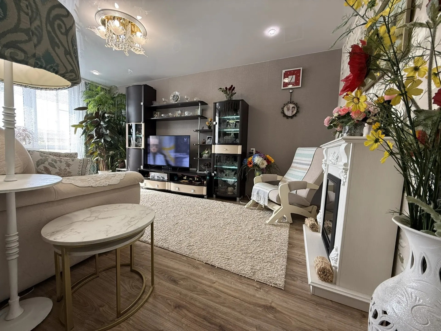 Отличное предложение для тех кто ценит загородную жизнь и при этом совмещая её с городской. 

В продаже 2-к квартира S=47,5m2 4/5эт Кстово п.Приволжский г.о.Нижний Новгород ул.Профсоюзная,12А

▫️ Квартира с капитальным ремонтом, заменены все коммуникации. 
Дизайнерский взгляд на создание уюта в квар