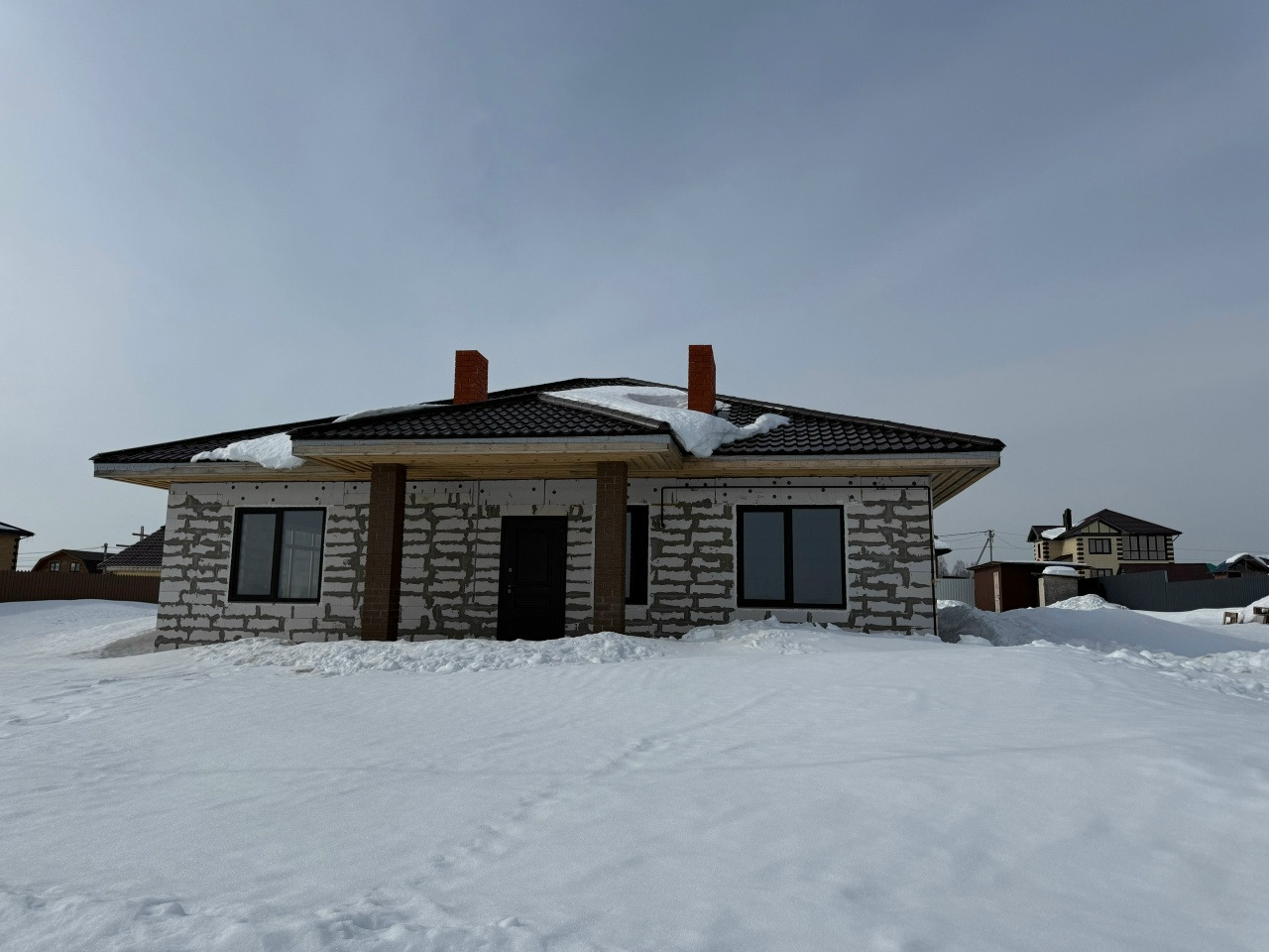 Продается дом в селе Чернуха, ул. Новая!

Предлагаем вашему вниманию уютный дом площадью 112.7 кв.м на земельном участке в 12 соток. 

✅Основные характеристики:
• 3 спальни
• Совмещенный зал с кухней
• Котельная и гардеробная
• Санузел
• Панорамные окна
• Веранда
• Проведены все коммуникации: свет, 