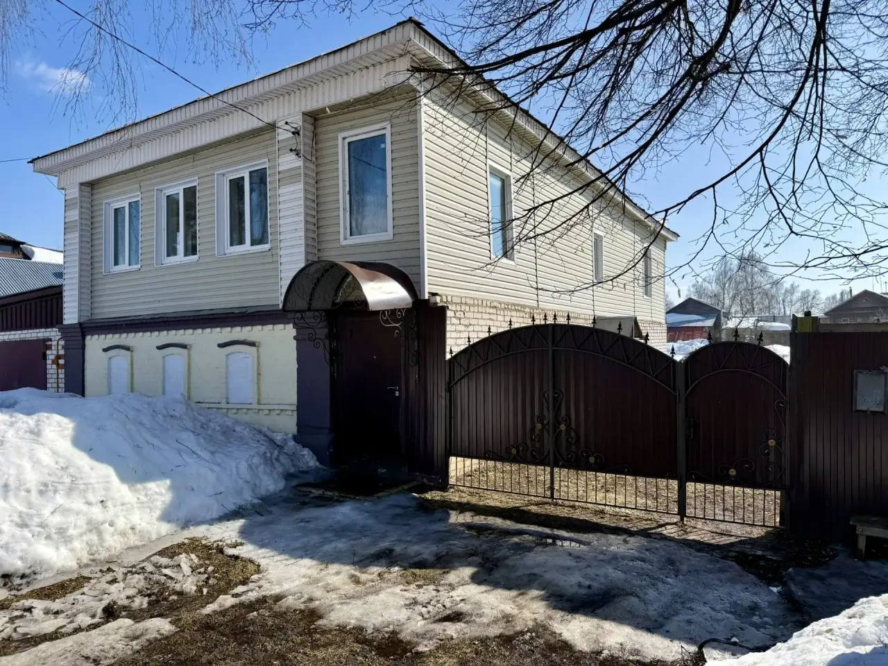 Уникальное предложение. В продаже дом S=136m2 Sземли=12сот г.Лысково Нижегородская обл. ул.Шапошникова,8. 

Дом 2-х этажный, имеет исторические корни и был одним из владений князя Георгия Грузинского основателя г.Лысково. Купеческий дом строился на века, первый этаж кирпичный и имеет толщину стен бо