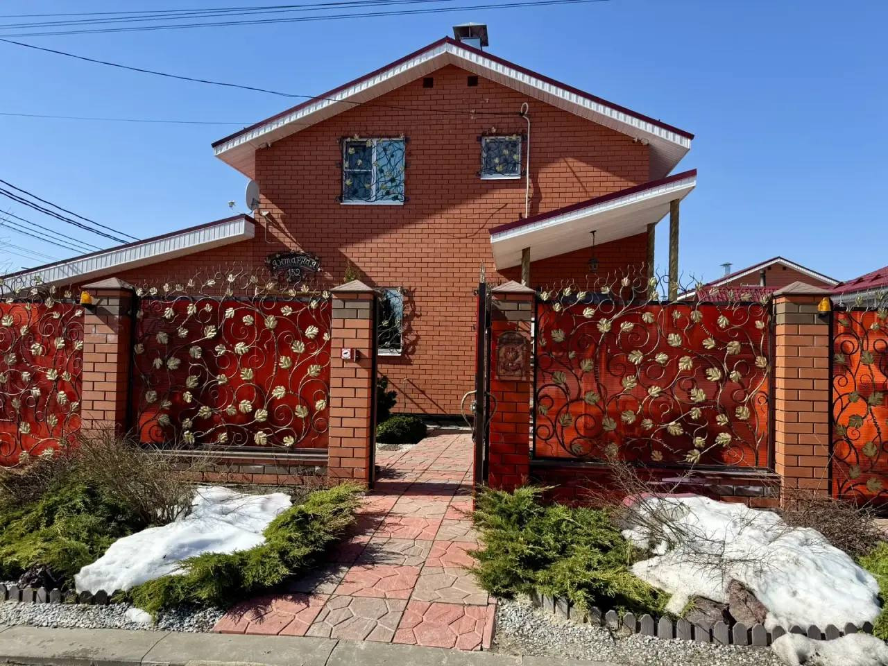 ВНИМАНИЕ! Новый объект!
Дом S=109m2 Sземли=4,8сот  д.Крутая г.о.Нижний Новгород ул.Янтарная,152


Отличное предложение для молодой активной семьи!
В продаже дом S=109m2 Sземли=4,8сот в д.Крутая г.о.Нижний Новгород. 

Дом с современной планировкой, дизайнерским ремонтом выполненного в приятных светлы