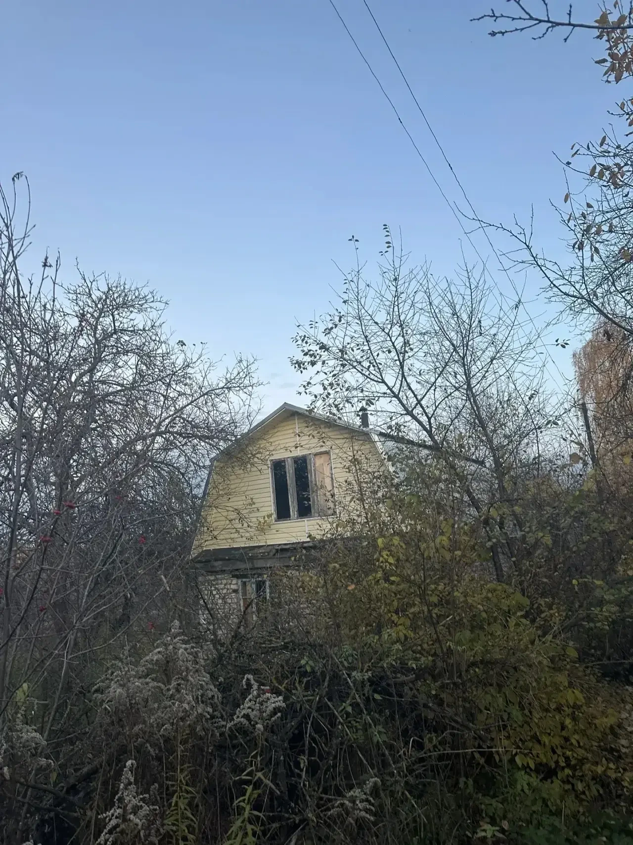 ? Продается уютная дача в Нижнем Новгороде ?

? Адрес: г. Нижний Новгород, ул. Ларина, СНТ «40 лет Октября», участок 421.

✨ О доме:

- Двухэтажная дача, готовая принять вас и вашу семью для отдыха на природе.
- Просторный участок площадью 5 соток.

? Коммуникации:

- Водоснабжение по расписанию.
- 