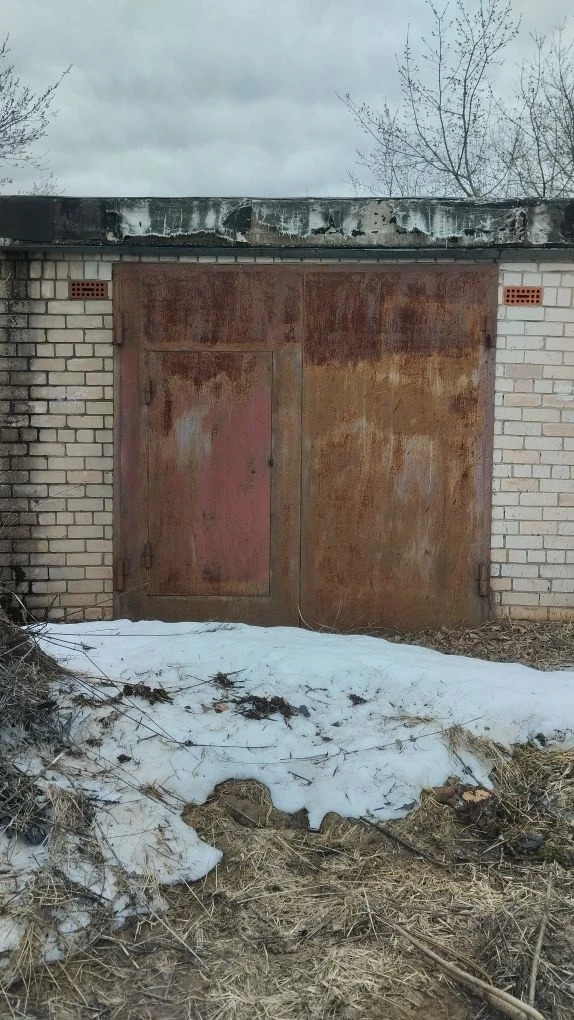 ? Продается гараж в Кстово

? Локация
г. Кстово, район нефтебазы, ГСК 11 «Родник»

? Характеристики
• Площадь: 33.3 кв. м
• Оснащение: смотровая яма и погреб

✅ Юридическая чистота
— Один взрослый собственник
— Земля и гараж в собственности
— Полная готовность к сделке

