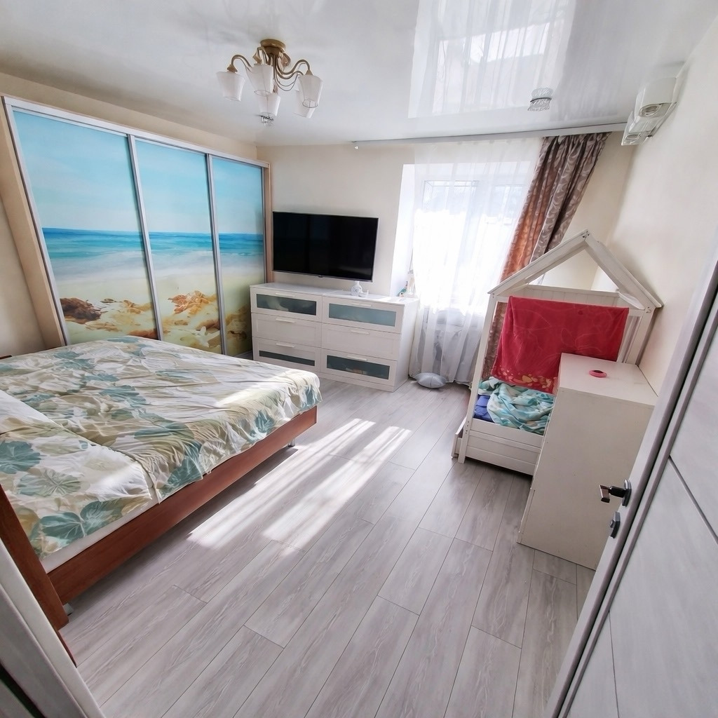 ? Сталинка в центре | Капремонт | Всё заменено | Заезжай и живи

Такие квартиры появляются редко. Кирпичная сталинка с высокими потолками в центре — это не «массовый» вариант, а штучное предложение.

61,8 м² комфорта и надёжности:
— 2 изолированные комнаты
— потолки 3 метра — ощущение пространства, 