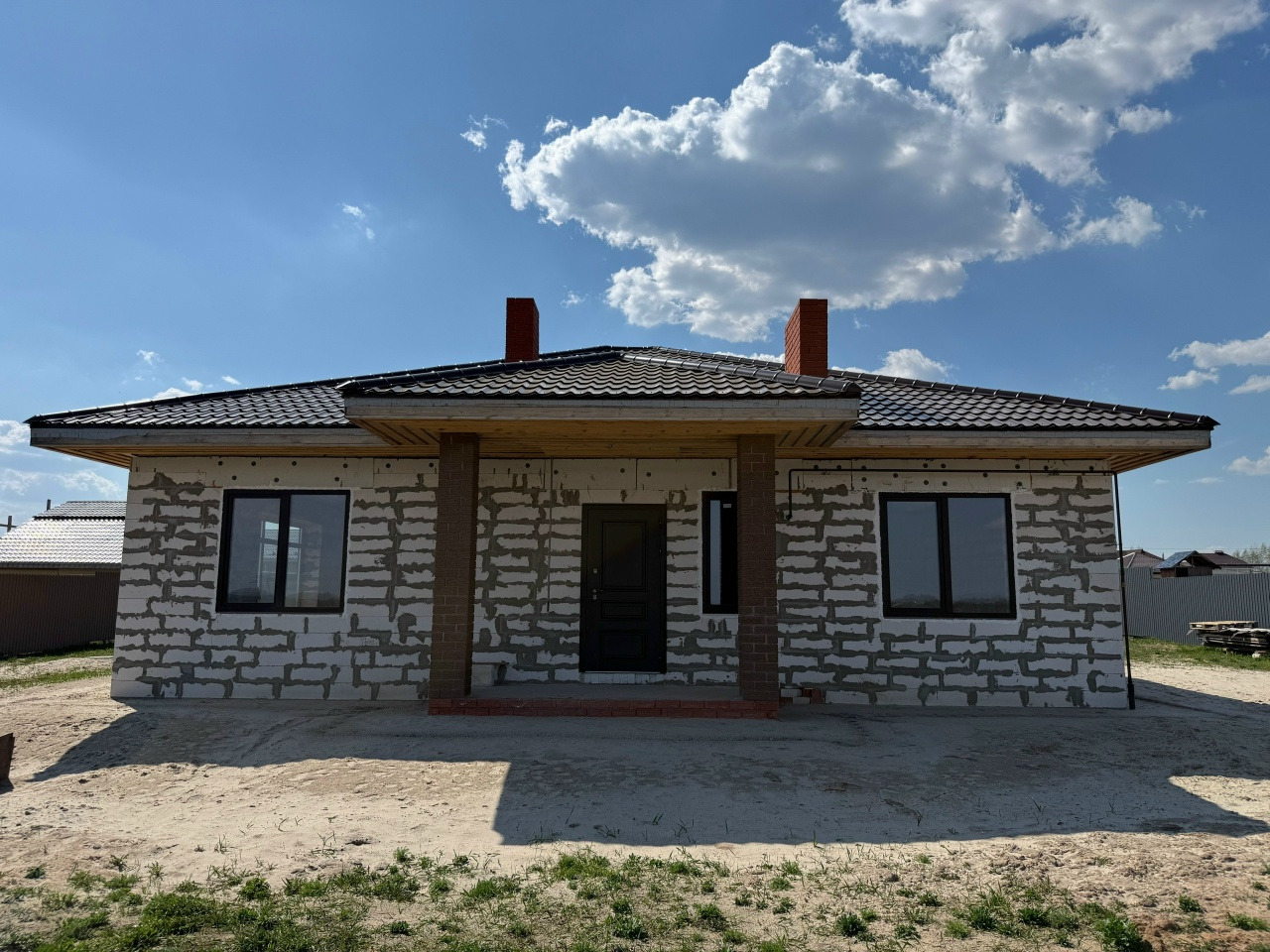 Продается дом в селе Чернуха, ул. Новая!

Предлагаем вашему вниманию уютный дом площадью 112.7 кв.м на земельном участке в 12 соток. 

✅Основные характеристики:
• 3 спальни
• Совмещенный зал с кухней
• Котельная и гардеробная
• Санузел
• Панорамные окна
• Веранда
• Проведены все коммуникации: свет, 