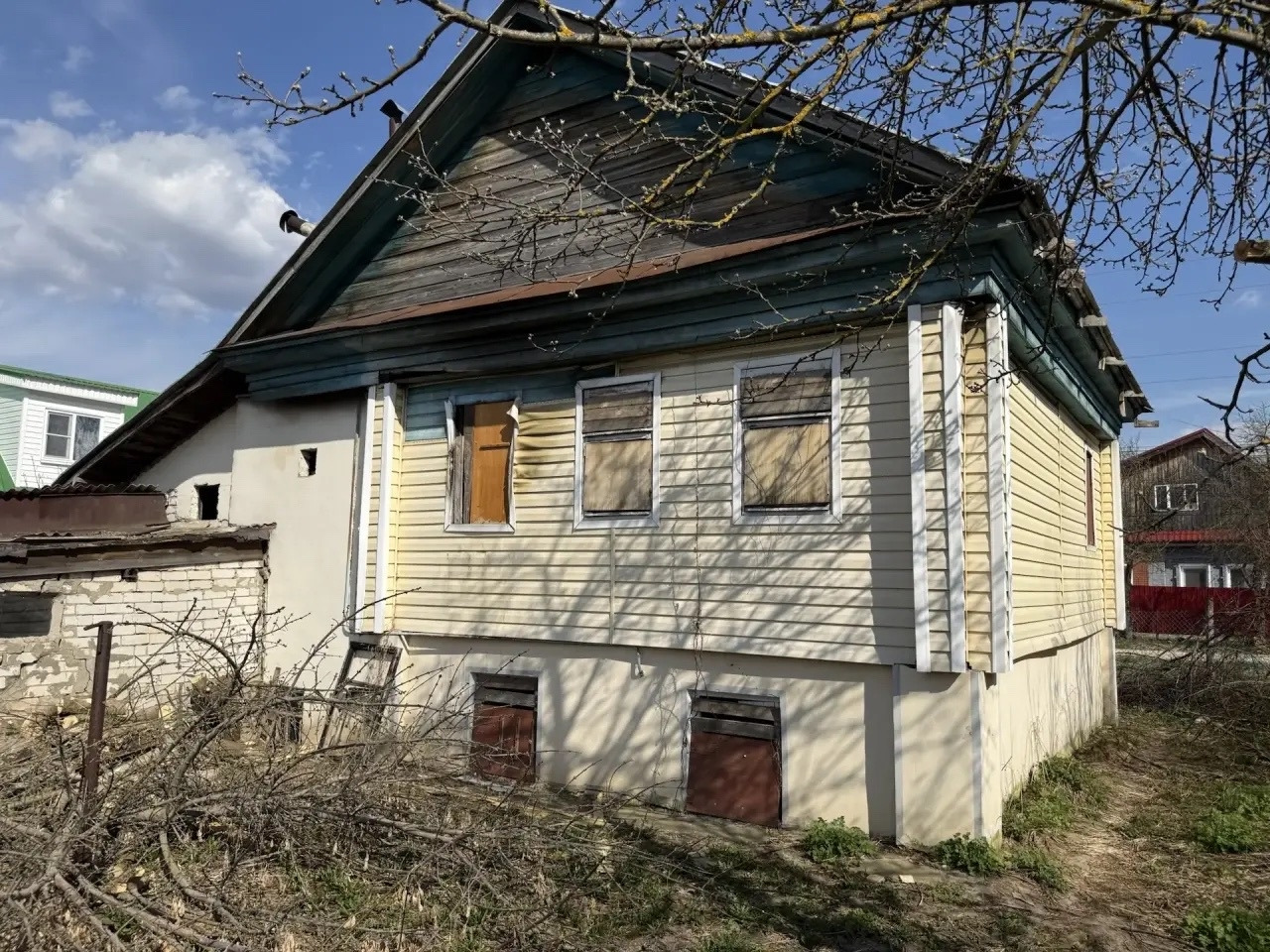 В продаже дом (бревно) S=74m2 Sземли=6сот. в г.Лысково Нижегородская обл.  ул.Халтурина,6

▫️Дом из бревна обшит сайдингом, также имеет цокольный кирпичный этаж. 
Подведены все коммуникации:
• Электричество 
• Газ
• Водопровод - центральный 
• канализация - выгребная яма 

В недавнем прошлом в доме 