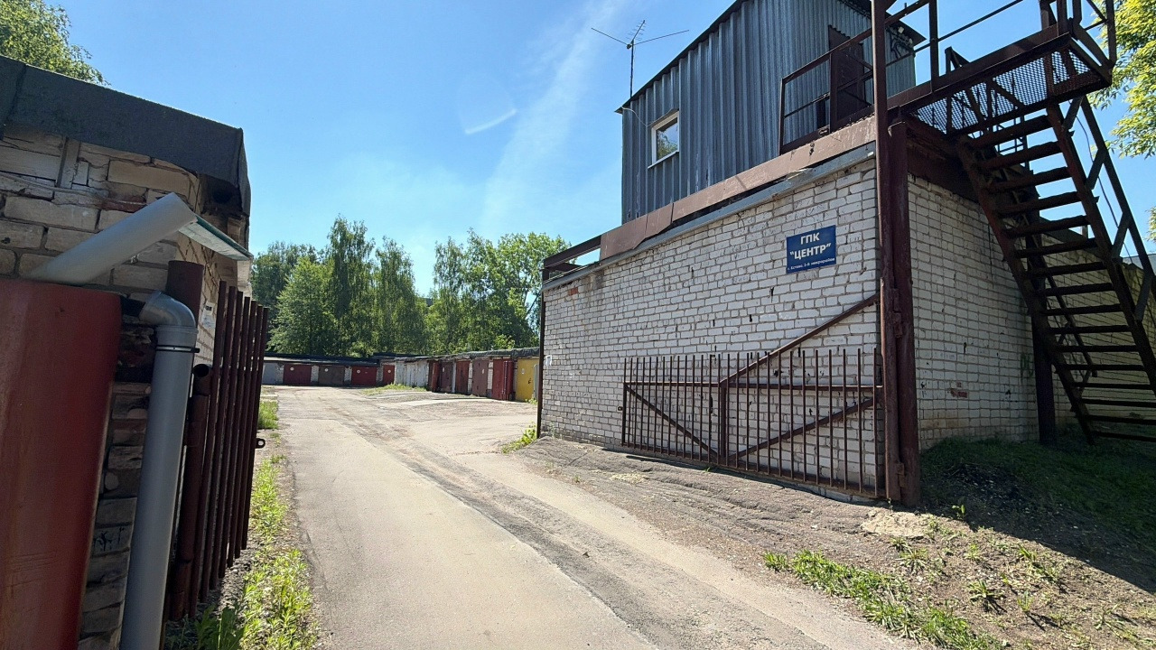 Продаётся гараж в ГСК «Центр»

Предлагаем к продаже надёжный гараж в ГСК «Центр» — идеальное место для хранения автомобиля и сезонных вещей!

Основные характеристики:

площадь: 19,9 м

есть яма и погреб;

состояние: сухое помещение, нормальное техническое состояние;

проведена новая электропроводка.