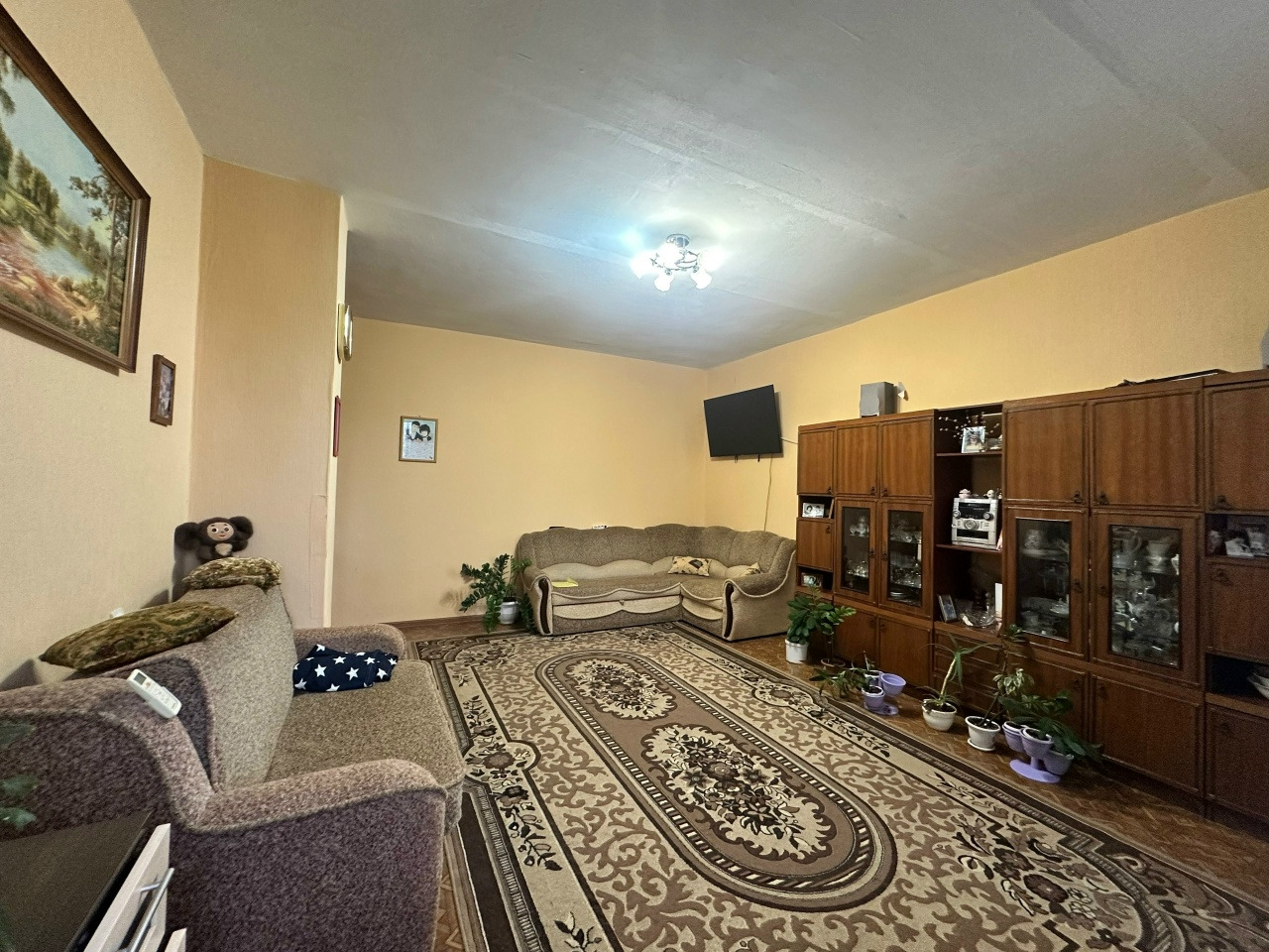 3-к квартира, 91,9 м², 1/5 эт.

Основные характеристики: • Адрес: г. Кстово, ул. Зеленая, д. 16. • Дом: Кирпичный, постройки 2001 г. (очень теплый). • Площадь: Общая — 91,9 м², жилая — 52,9 м². • Этаж: 1 из 5. • Потолки: 3.0 м (высокие).
Планировка: — Комната 1: 11,9 м² — Комната 2: 23,5 м² — Комнат