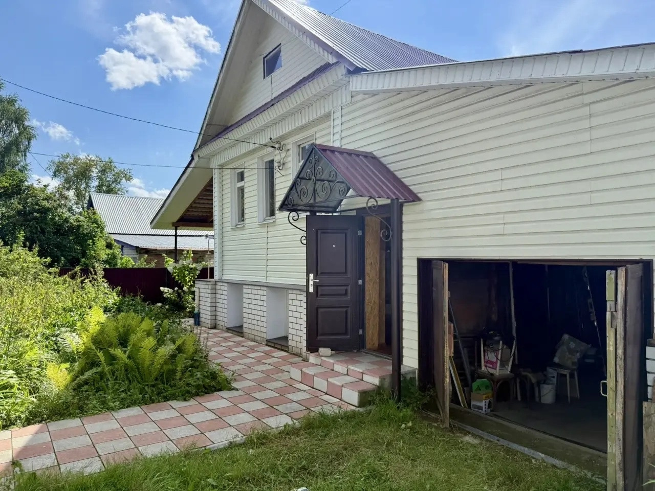 Прекрасное предложение!
В продаже дом S=70m2 Sземли=6сот г.Лысково Нижегородская обл ул.Пионерская,17  

Дом из бревна с кирпич-бетонным цокольным этажом и имеет два входа - один вход со стороны дороги и второй вход с веранды. 

▫️Цокольный этаж, в котором расположены:
• входная группа – веранда, пр