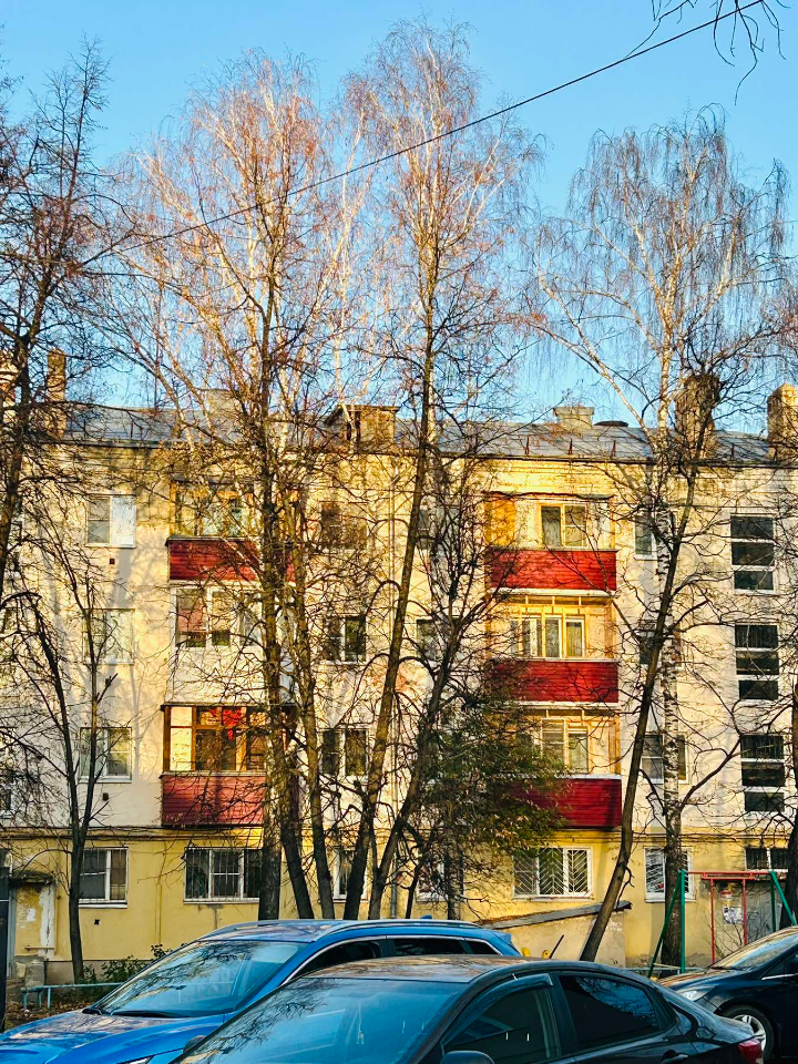 Продается трех комнатная квартира, расположенная по адресу ул. Магистральная д. 6 на втором этаже кирпичного 4 этажного дома.
-Общая площадь-63м2
-Кухня-7м2

Стены выровнены, пол линолеум, Остается кухонный гарнитур. Балкон ,большая кладовая комната ( можно использовать как гардеробную) Квартира теп